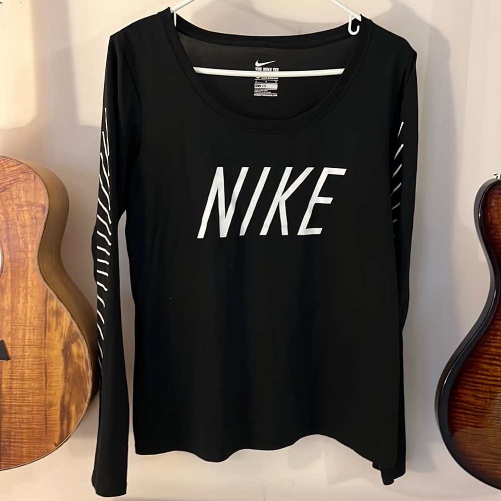 🖤 Nike long sleeve Dri-fit tee.